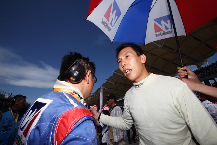 GT500クラスで優勝した小暮卓史（ウイダーHSV-010）