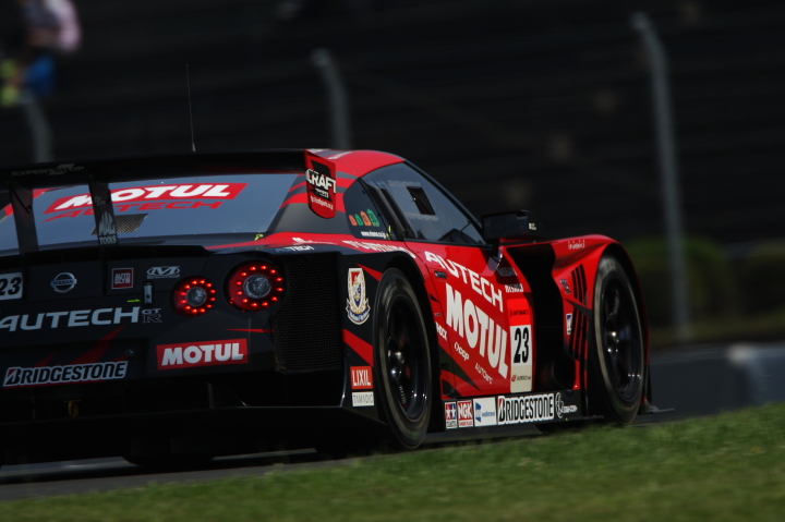 MOTUL AUTECH GT-R（本山哲／ミハエル・クルム組）