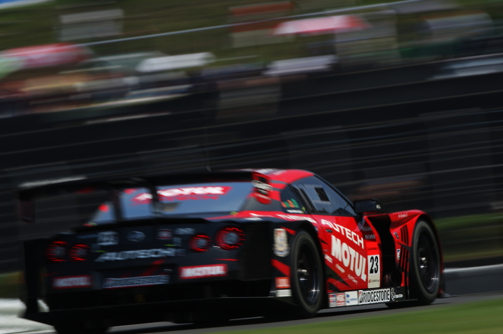 MOTUL AUTECH GT-R（本山哲／ミハエル・クルム組）