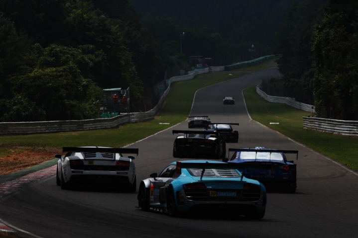 レインボーコーナーを立ち上がるGTマシンたち