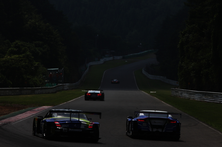 レインボーコーナーを立ち上がるGTマシンたち