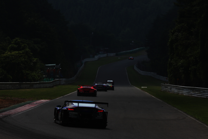 レインボーコーナーを立ち上がるGTマシンたち