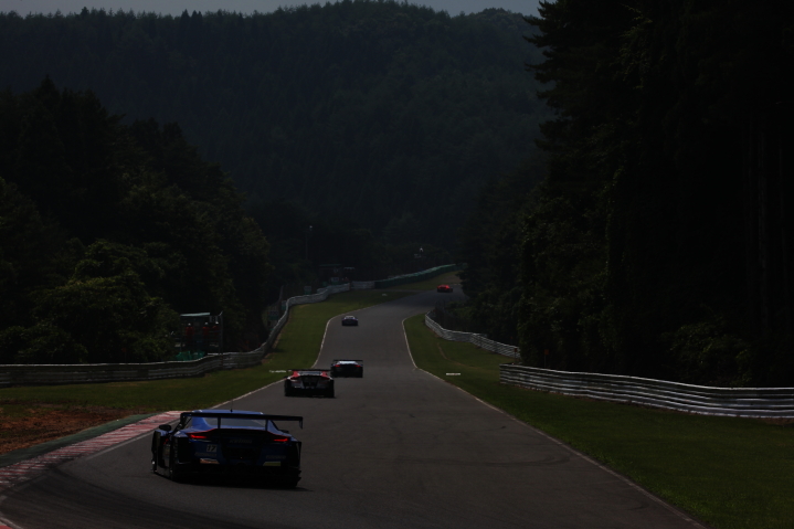 レインボーコーナーを立ち上がるGTマシンたち