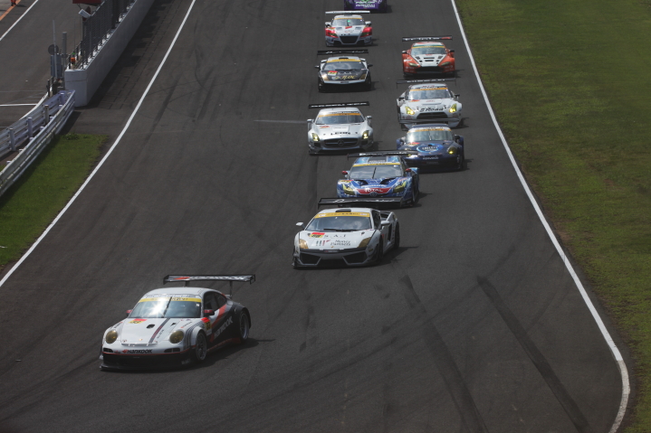 GT300クラスのスタートシーン
