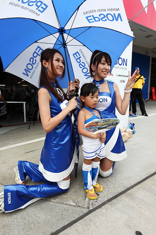 高橋聡美／池田ゆい佳（Epson Nakajima Racing レースクイーン）