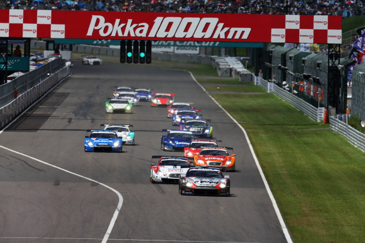 GT500クラスのスタートシーン