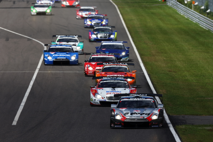 GT500クラスのスタートシーン