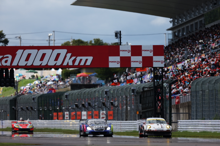 メインスタンド前ストレートを往く