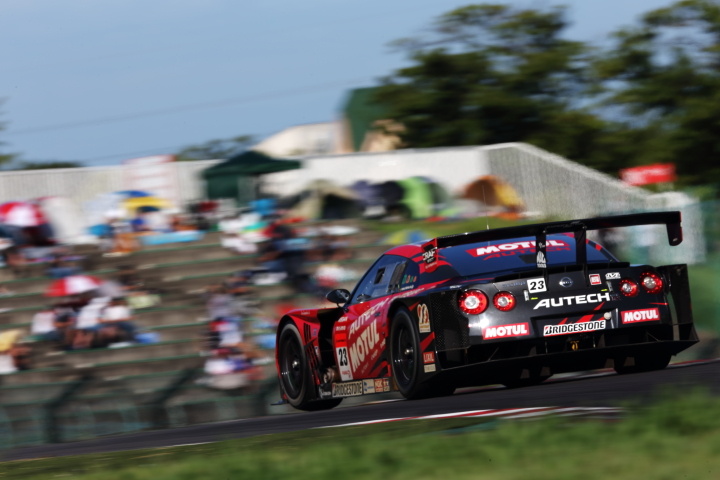 MOTUL AUTECH GT-R（本山哲／ミハエル・クルム組）