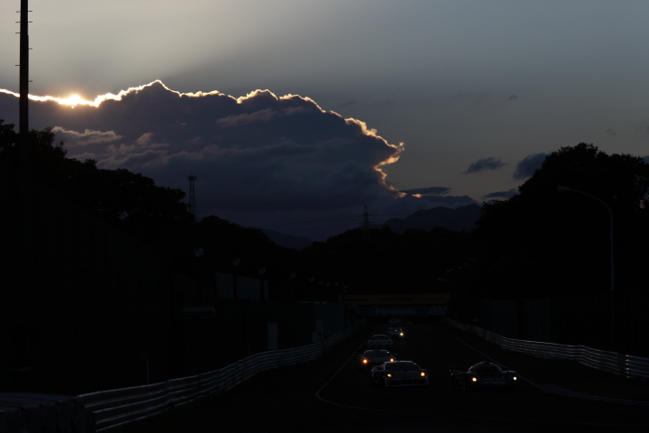 夕闇迫る雲の下