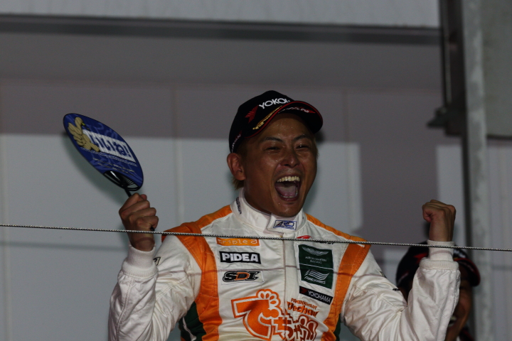 GT300クラスで優勝し歓喜の吉本大樹（triple a Vantage GT3）