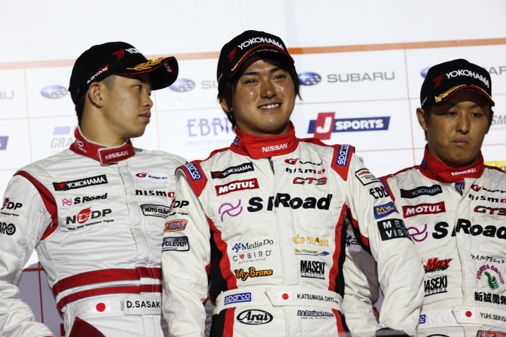 暫定表彰式: GT300クラスで2位に入った関口雄飛／千代勝正／佐々木大樹（S Road NDDP GT-R）