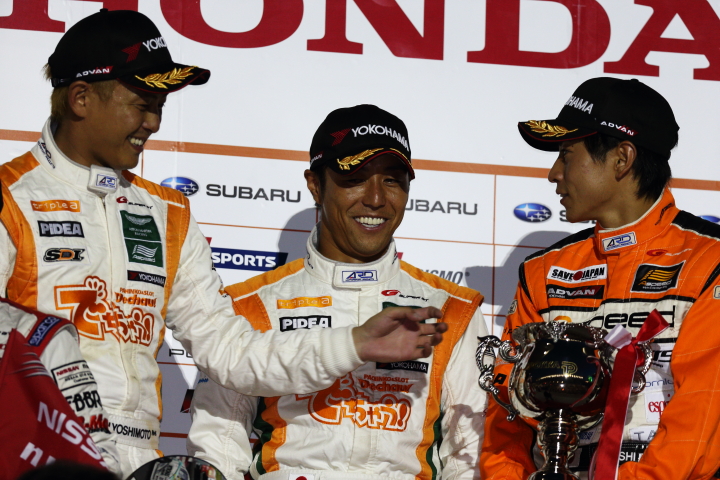 暫定表彰式: GT300クラス優勝の吉本大樹／星野一樹／吉田広樹（triple a Vantage GT3）