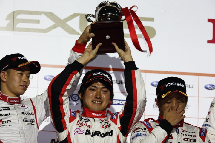 暫定表彰式: GT300クラスで2位に入った関口雄飛／千代勝正／佐々木大樹（S Road NDDP GT-R）