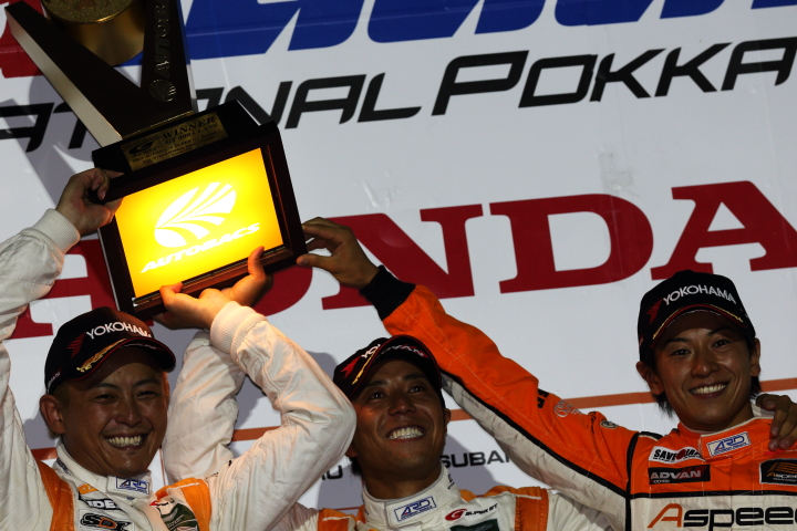 暫定表彰式: GT300クラス優勝の吉本大樹／星野一樹／吉田広樹（triple a Vantage GT3）