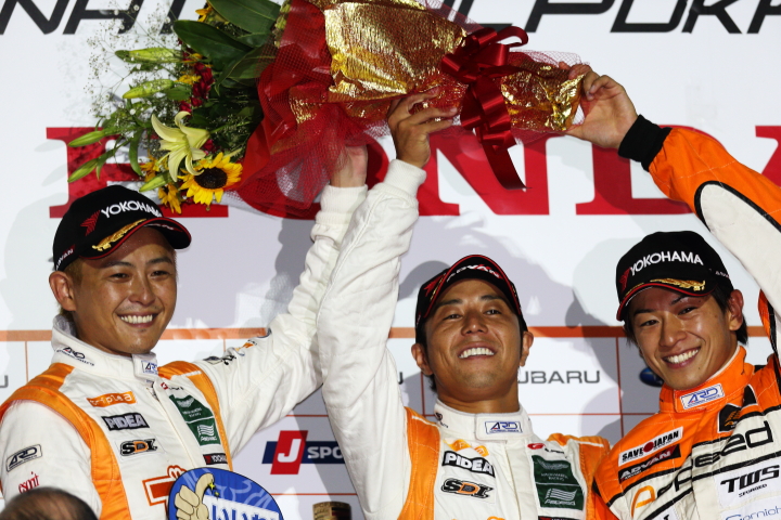 暫定表彰式: GT300クラス優勝の吉本大樹／星野一樹／吉田広樹（triple a Vantage GT3）