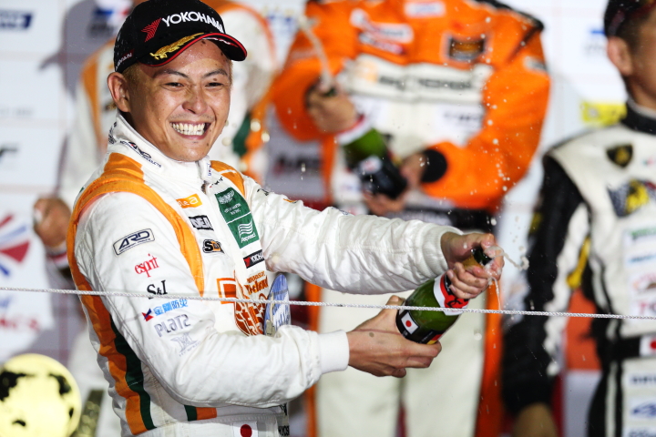 暫定表彰式: GT300クラス優勝の吉本大樹（triple a Vantage GT3）