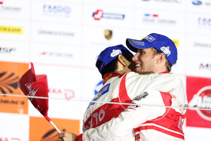 暫定表彰式: GT500クラスで優勝して抱きあう柳田真孝とロニー・クインタレッリ