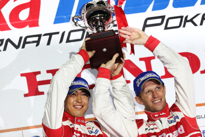 暫定表彰式: GT500クラスで優勝した柳田真孝／ロニー・クインタレッリ（S Road REITO MOLA GT-R）