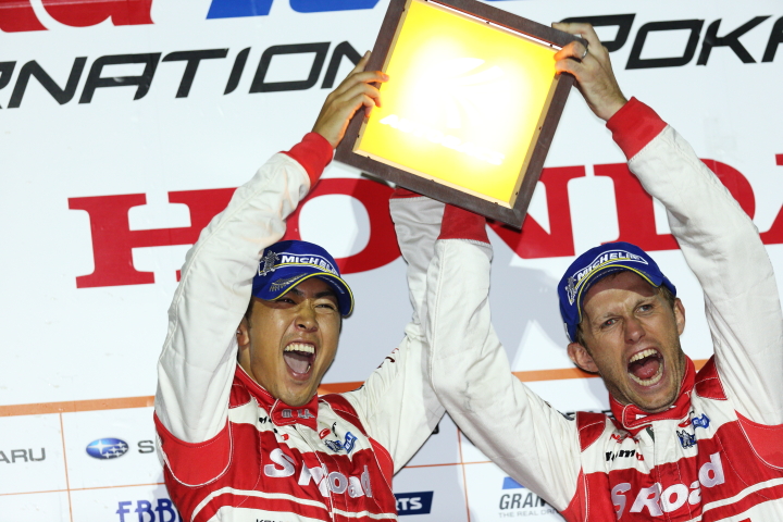 暫定表彰式: GT500クラスで優勝した柳田真孝／ロニー・クインタレッリ（S Road REITO MOLA GT-R）