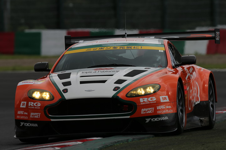 GT300クラスポールポジションはtriple a Vantage GT3（吉本大樹／星野一樹組）※この後、再車検でタイム抹消