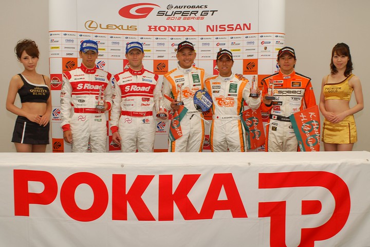 公式予選フォトセッション: 両クラスのポールシッターたち ※この後、GT300クラスはタイム抹消