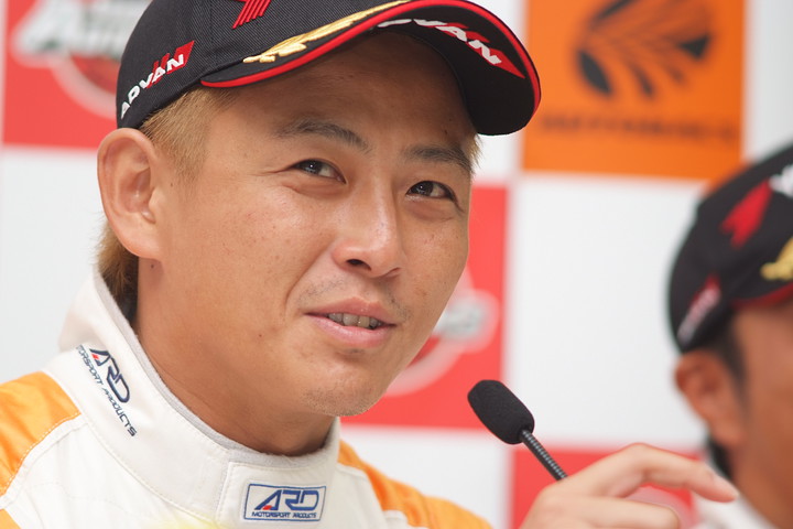 公式予選記者会見: GT300クラスポールポジションの吉本大樹（triple a Vantage GT3）※この後、タイム抹消