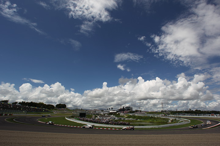 夏空の下、決勝レースは進行中