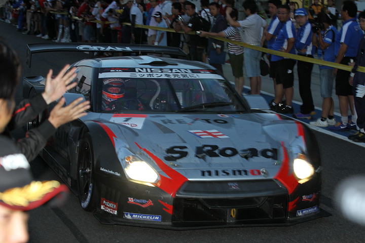 優勝してピットロードに戻ってきたS Road REITO MOLA GT-R