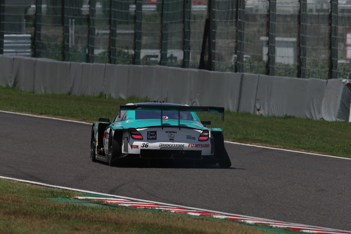 PETRONAS TOM'S SC430（中嶋一貴／ロイック・デュバル組）は序盤のタイヤバーストで万事休す