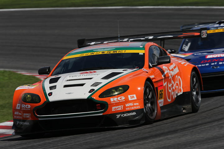 250km経過時点でGT300クラストップは最下位からごぼう抜きしてきたtriple a Vantage GT3