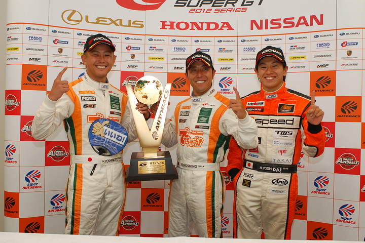決勝フォトセッション: GT300クラスのウィナー