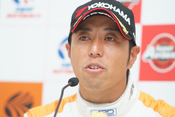 決勝記者会見: GT300クラス優勝の星野一樹（triple a Vantage GT3）
