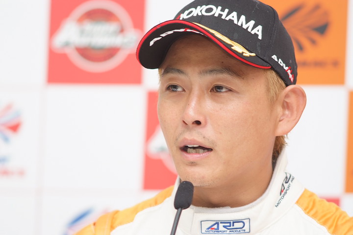 決勝記者会見: GT300クラス優勝の吉本大樹（triple a Vantage GT3）