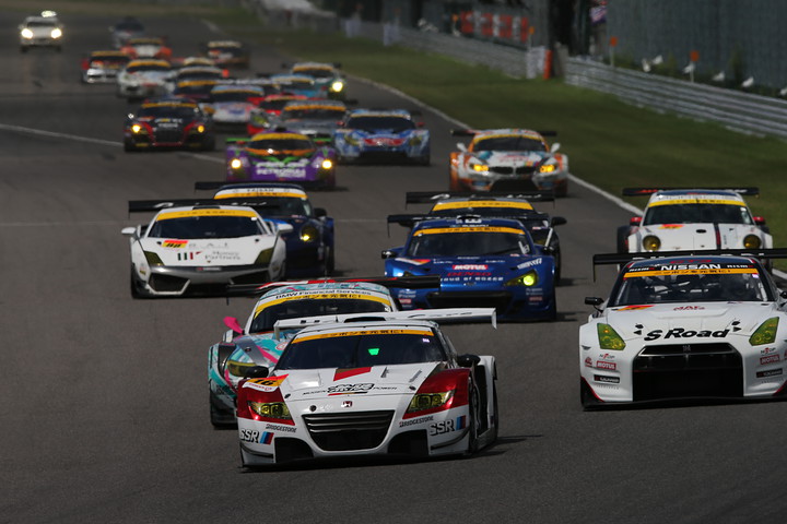 GT300クラスのスタートシーン
