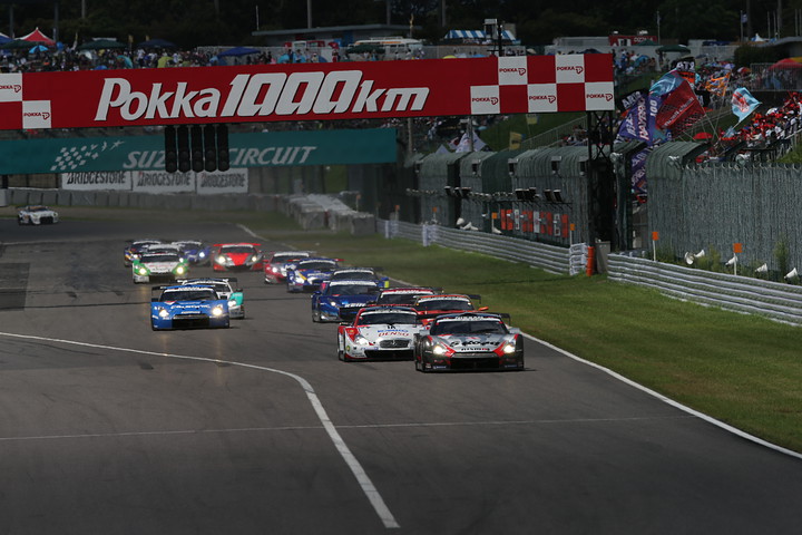 GT500クラスのスタートシーン