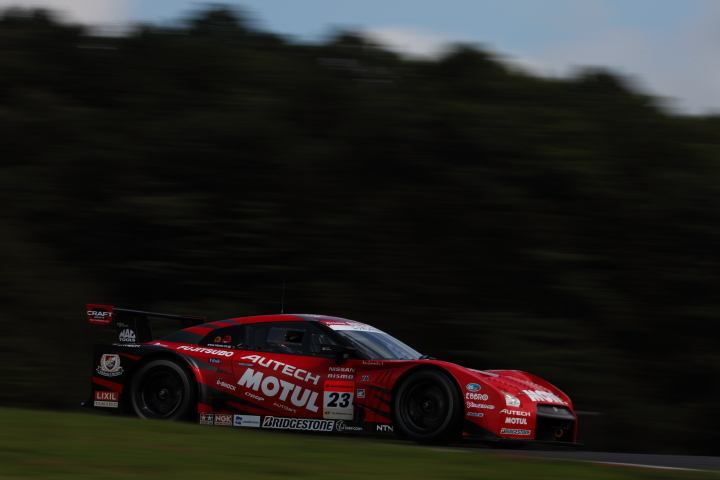 MOTUL AUTECH GT-R（本山哲／ミハエル・クルム組）