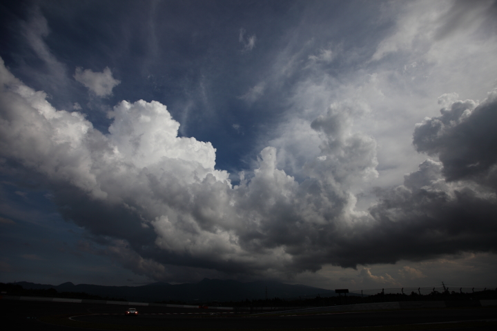 青空と雲の下を駆ける