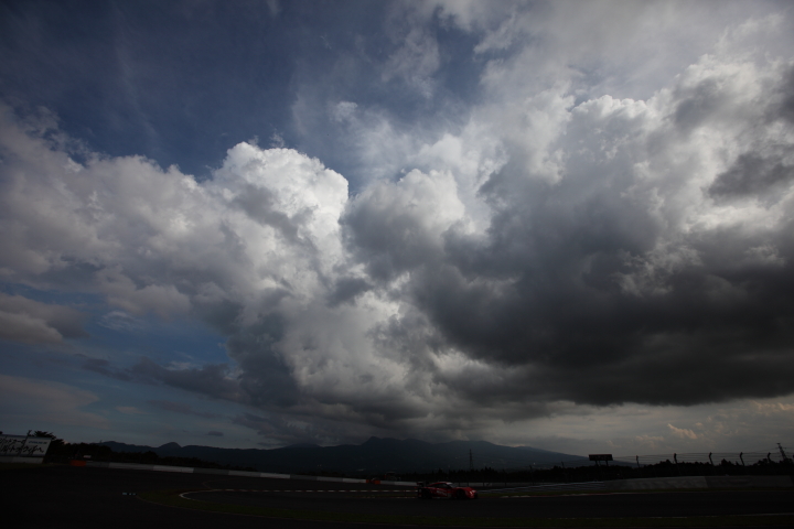 青空と雲の下を駆ける