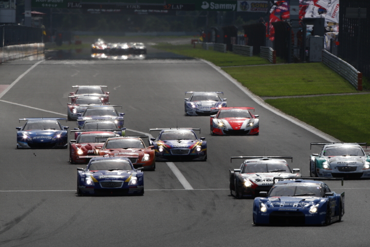 GT500クラスのスタートシーン