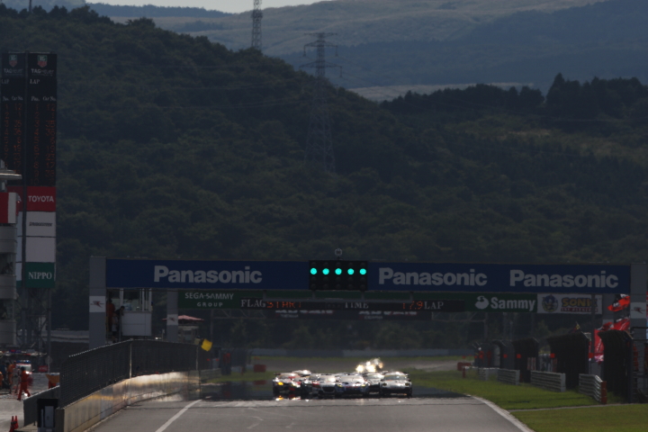 GT300クラスのスタートシーン