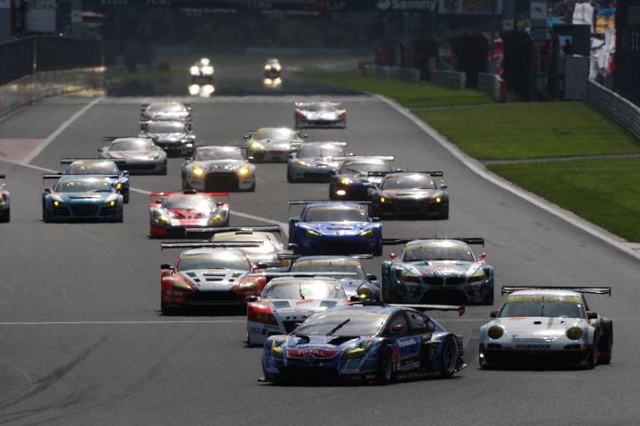 GT300クラスのスタートシーン