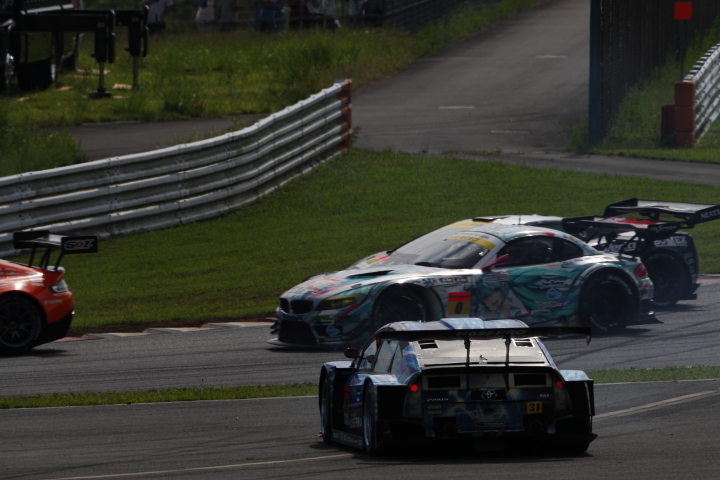 ポールポジションの新田守男（apr HASEPRO PRIUS GT）がスタート直後の1コーナーでスピン #2