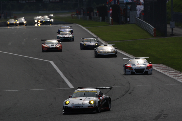 逃げる影山正美（HANKOOK PORSCHE）