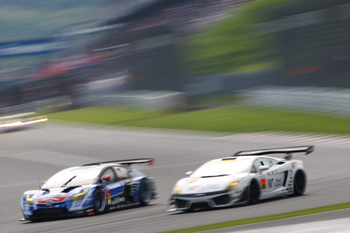 apr HASEPRO PRIUS GT vs マネパ ランボルギーニ GT3