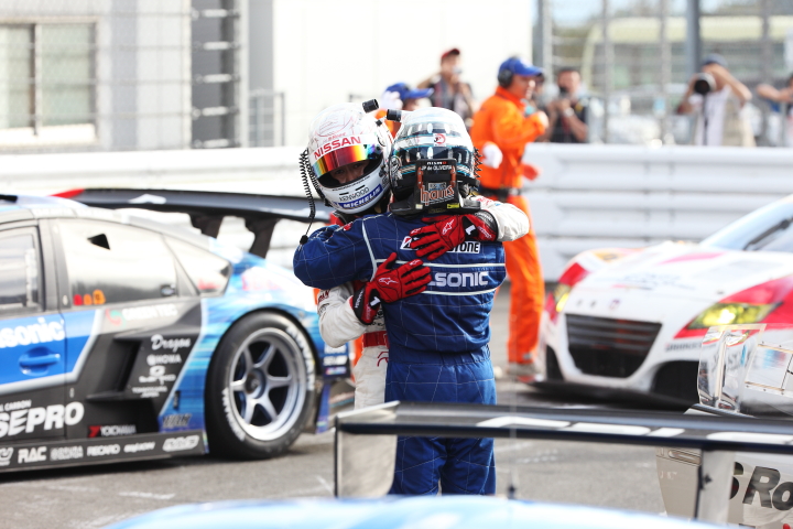 抱き合う優勝のジョアオ・パオロ・デ・オリベイラと2位の柳田真孝