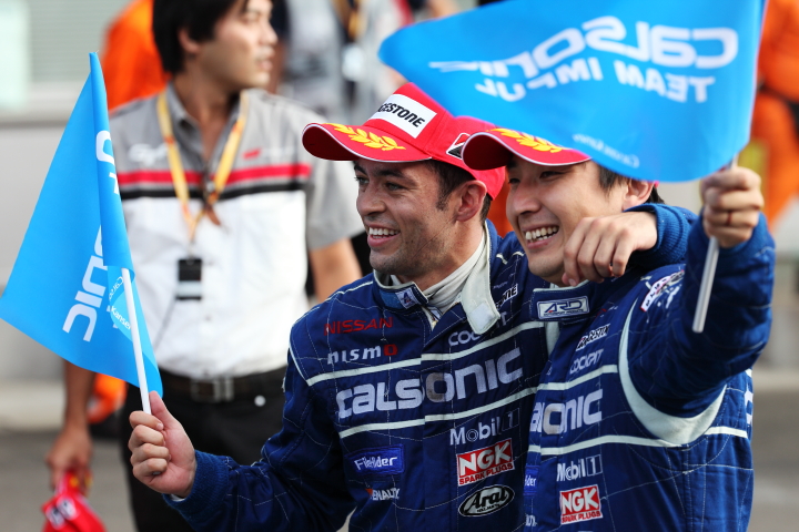 優勝した松田次生とジョアオ・パオロ・デ・オリベイラ（カルソニックIMPUL GT-R）