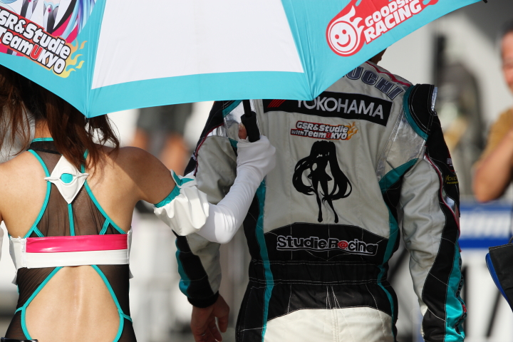 谷口信輝とレースクイーン（GSR&Studie with TeamUKYO）