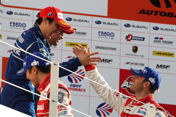 暫定表彰式: GT500クラス、優勝と2位のドライバーたち