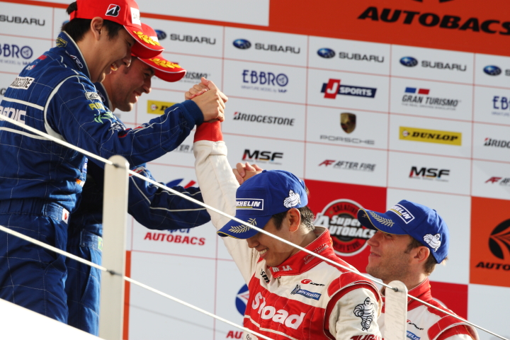 暫定表彰式: GT500クラス、優勝と2位のドライバーたち